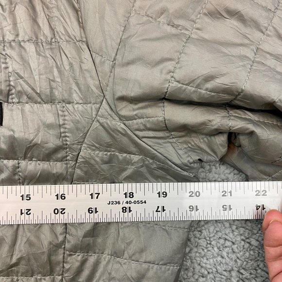 Patagonia Women's Silver Quilted Puffer Jacket - Picture 9 of 12